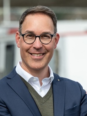 Portrait_Remo_Rey_hoch-1